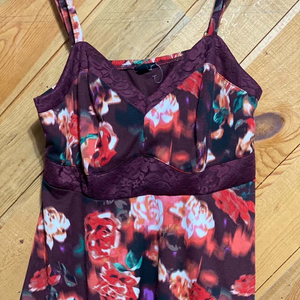 Never worn, stunning tank top that holds you up.